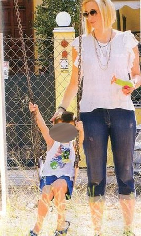 Η Ραχήλ Μακρή κάνει τσουλήθρα σε παιδική χαρά [εικόνες] | iefimerida.gr 2