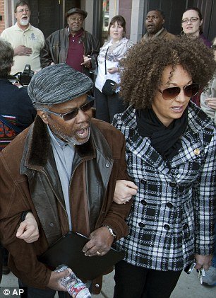 Το λευκό κορίτσι που έγινε μαύρη γυναίκα -Η ιστορία που έγινε πρώτο θέμα στην Αμερική [εικόνες & βίντεο] | iefimerida.gr 4