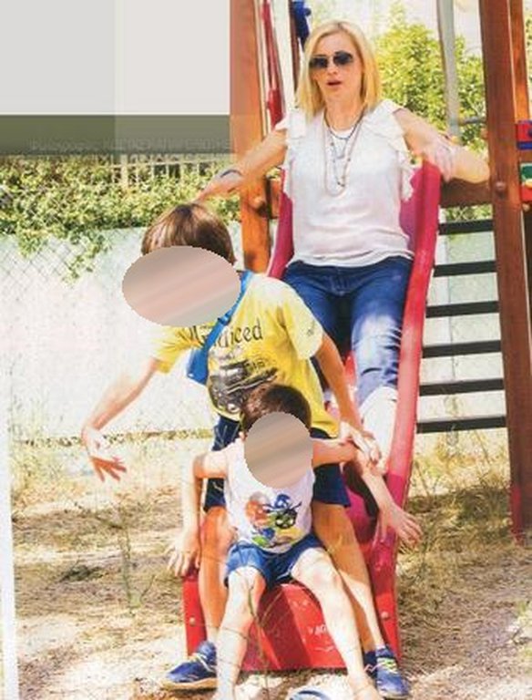 Η Ραχήλ Μακρή κάνει τσουλήθρα σε παιδική χαρά [εικόνες] | iefimerida.gr 4