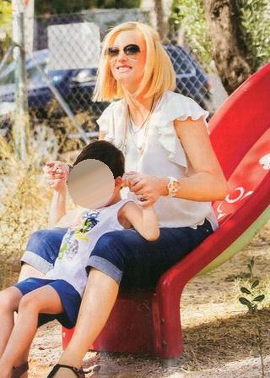 Η Ραχήλ Μακρή κάνει τσουλήθρα σε παιδική χαρά [εικόνες] | iefimerida.gr 5