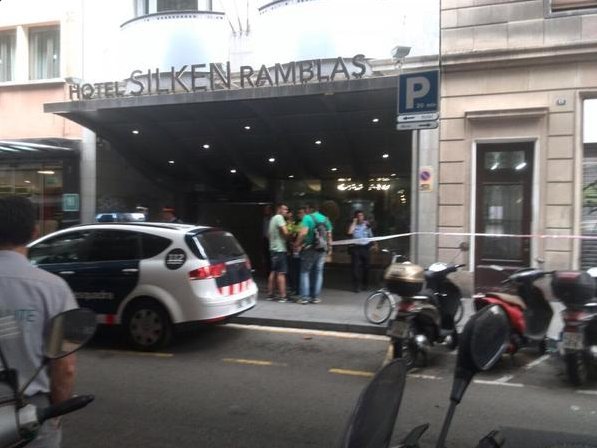 Τρόμος στη Βαρκελώνη -Μασκοφόροι άνοιξαν πυρ σε ξενοδοχείο στη Ράμπλα [εικόνες] | iefimerida.gr 0