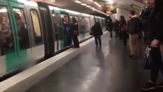 Ρατσιστικό ντελίριο οπαδών της Τσέλσι: Σπρώχνουν έξω από το τρένο Αφρικανό [βίντεο] | iefimerida.gr 0