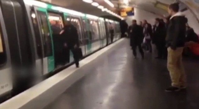 Ρατσιστικό ντελίριο οπαδών της Τσέλσι: Σπρώχνουν έξω από το τρένο Αφρικανό [βίντεο] | iefimerida.gr 1