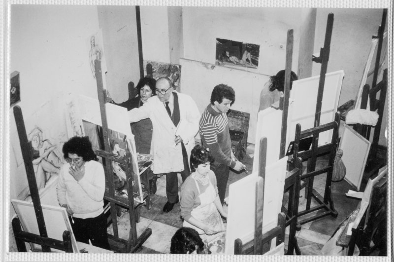 Οι πρώτοι μαθητές του, Νίκος Κεσσανλής, Βλάσης Κανιάρης, Γιάννης Χαΐνης, Χρύσα Ρωμανού, Ρένα Παπασπύρου κ.ά., στρέφονται ήδη από τη δεκαετία του 1960 προς την αφαίρεση