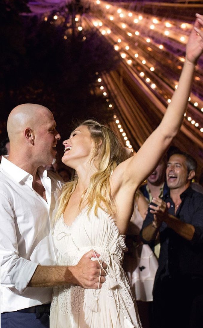 Το άλμπουμ γάμου της Μπαρ Ραφαέλι -Οταν πέταξε το boho νυφικό για να βάλει το σέξι φόρεμα με το θανατηφόρο σκίσιμο [εικόνες]  | iefimerida.gr 13