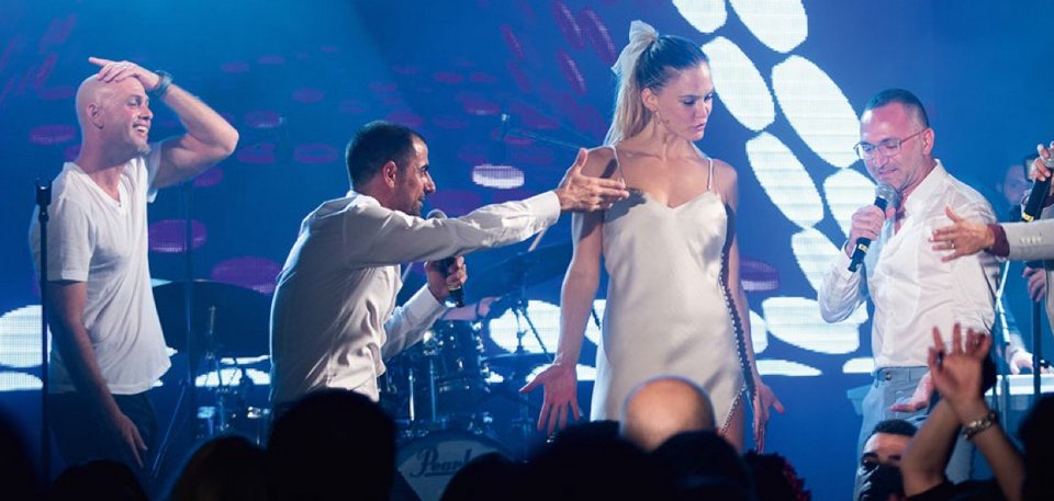 Το άλμπουμ γάμου της Μπαρ Ραφαέλι -Οταν πέταξε το boho νυφικό για να βάλει το σέξι φόρεμα με το θανατηφόρο σκίσιμο [εικόνες]  | iefimerida.gr 3