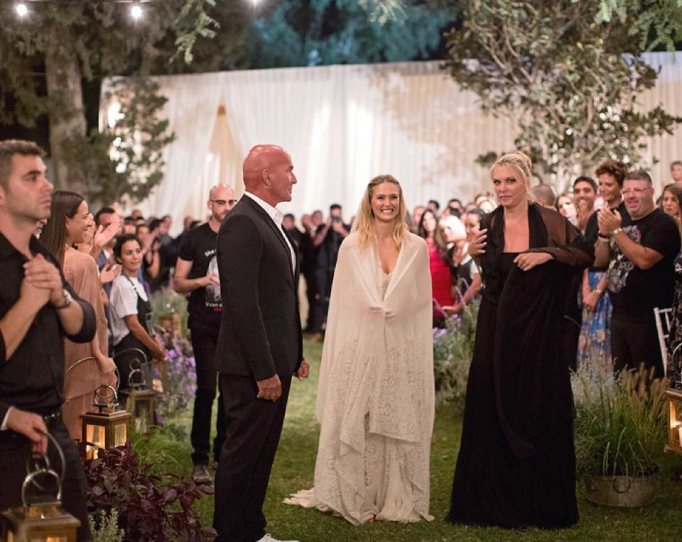 Το άλμπουμ γάμου της Μπαρ Ραφαέλι -Οταν πέταξε το boho νυφικό για να βάλει το σέξι φόρεμα με το θανατηφόρο σκίσιμο [εικόνες]  | iefimerida.gr 5