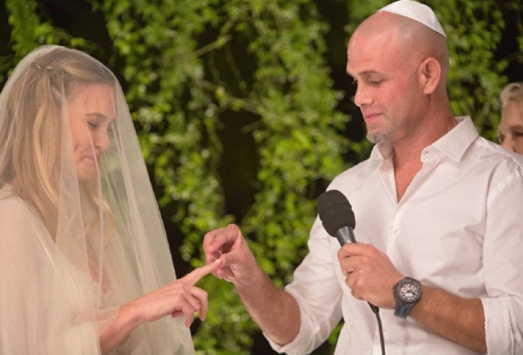 Το άλμπουμ γάμου της Μπαρ Ραφαέλι -Οταν πέταξε το boho νυφικό για να βάλει το σέξι φόρεμα με το θανατηφόρο σκίσιμο [εικόνες]  | iefimerida.gr 6