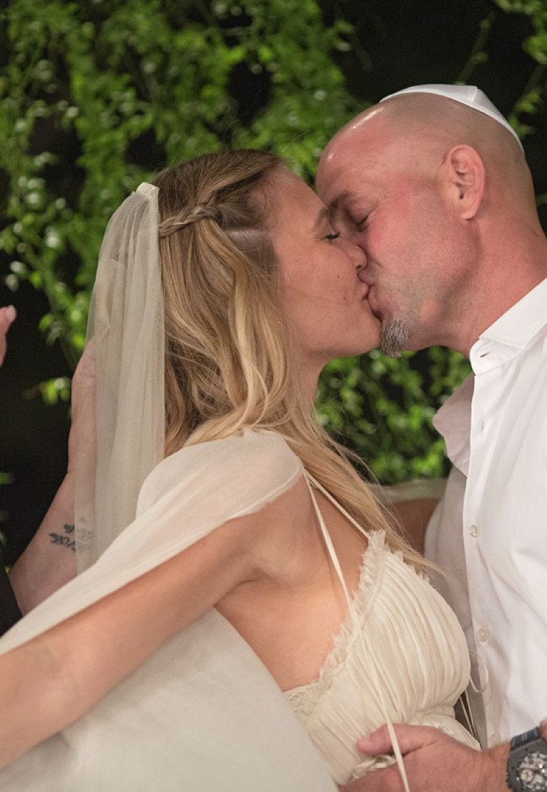 Το άλμπουμ γάμου της Μπαρ Ραφαέλι -Οταν πέταξε το boho νυφικό για να βάλει το σέξι φόρεμα με το θανατηφόρο σκίσιμο [εικόνες]  | iefimerida.gr 0