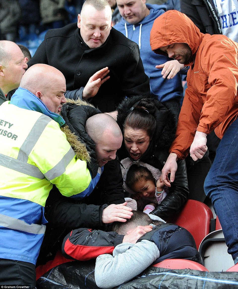 Παίκτες πηδούν στις κερκίδες και σώζουν τις οικογένειές τους - Αγριο ξύλο με χούλιγκαν [εικόνες] | iefimerida.gr 2