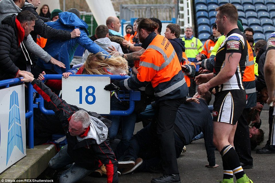 Παίκτες πηδούν στις κερκίδες και σώζουν τις οικογένειές τους - Αγριο ξύλο με χούλιγκαν [εικόνες] | iefimerida.gr 0