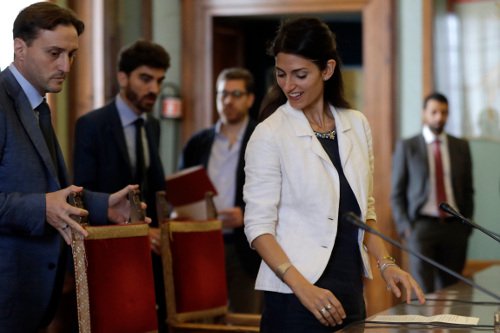 Σάλος από τις αποκαλύψεις για την όμορφη δήμαρχο Ρώμης -«Δεν παραιτούμαι» επιμένει | iefimerida.gr 0