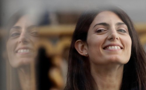 Σάλος από τις αποκαλύψεις για την όμορφη δήμαρχο Ρώμης -«Δεν παραιτούμαι» επιμένει | iefimerida.gr 2