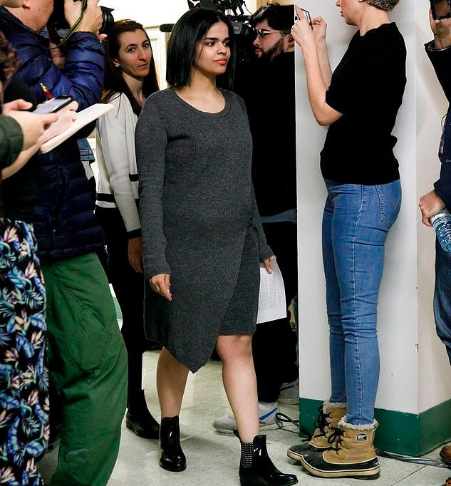 Η Ραχάφ πήγε στην συνέντευξη Τύπου φορώντας ένα κοντό φόρεμα που άφηνε ακάλυπτα τα πόδια της