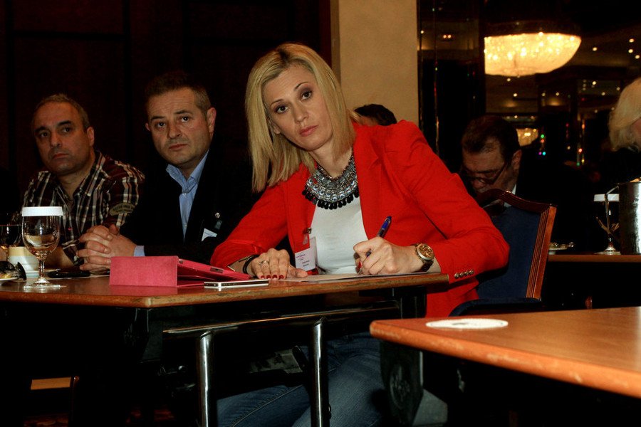 Eίμαστε μια ωραία ατμόσφαιρα: Η γλώσσα του σώματος της Ραχήλ Μακρή στη σύνοδο των ΑΝΕΛ – Η αγκαλιά με τον Καμμένο, τo κόλλημα με το tablet [εικόνες] | iefimerida.gr 0