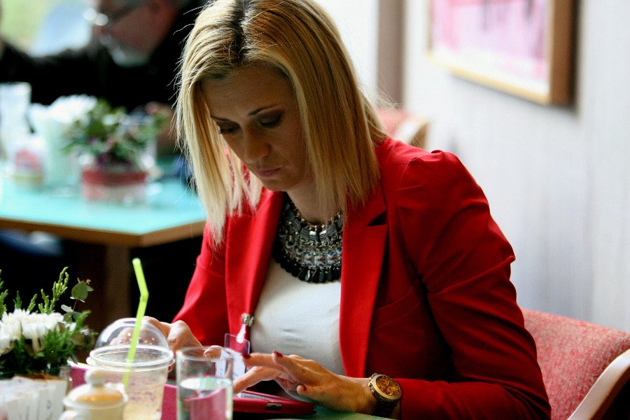 Eίμαστε μια ωραία ατμόσφαιρα: Η γλώσσα του σώματος της Ραχήλ Μακρή στη σύνοδο των ΑΝΕΛ – Η αγκαλιά με τον Καμμένο, τo κόλλημα με το tablet [εικόνες] | iefimerida.gr 1