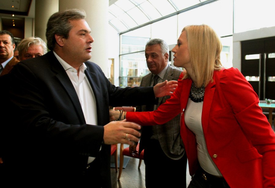 Eίμαστε μια ωραία ατμόσφαιρα: Η γλώσσα του σώματος της Ραχήλ Μακρή στη σύνοδο των ΑΝΕΛ – Η αγκαλιά με τον Καμμένο, τo κόλλημα με το tablet [εικόνες] | iefimerida.gr 2