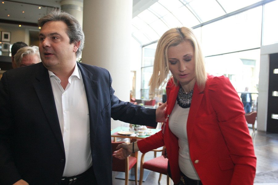 Eίμαστε μια ωραία ατμόσφαιρα: Η γλώσσα του σώματος της Ραχήλ Μακρή στη σύνοδο των ΑΝΕΛ – Η αγκαλιά με τον Καμμένο, τo κόλλημα με το tablet [εικόνες] | iefimerida.gr 3