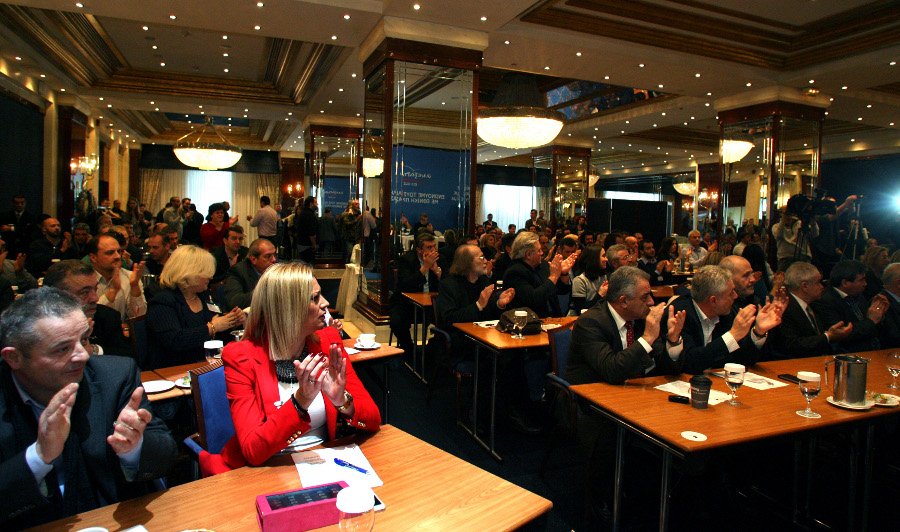 Eίμαστε μια ωραία ατμόσφαιρα: Η γλώσσα του σώματος της Ραχήλ Μακρή στη σύνοδο των ΑΝΕΛ – Η αγκαλιά με τον Καμμένο, τo κόλλημα με το tablet [εικόνες] | iefimerida.gr 4