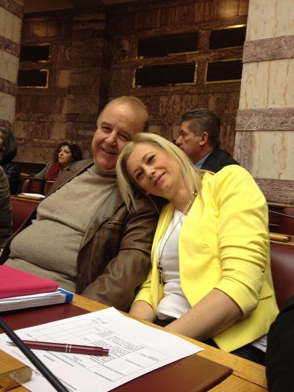 H Ραχήλ Μακρή αγκαλιάζει τον Χαϊκάλη: Κάτω τα χέρια από το μαξιλαράκι μου [εικόνα] | iefimerida.gr 0