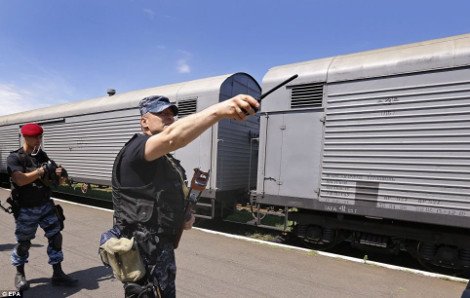 Με βαγόνια-ψυγεία μεταφέρονται οι σοροί των θυμάτων του Boeing -Εχουν ανασυρθεί 251 πτώματα [εικόνες] | iefimerida.gr 0