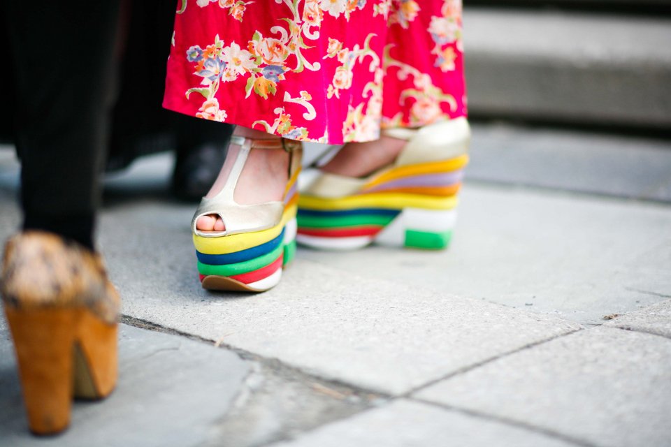 Rainbow style  -Πώς οι «ψαγμένες» γυναίκες με γούστο φορούν όλα τα χρώματα μαζί  [εικόνες] | iefimerida.gr 1