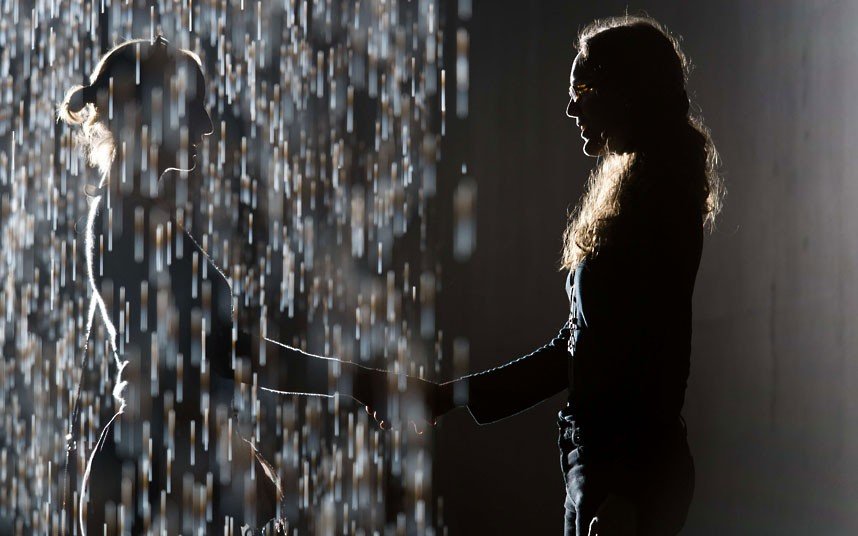Rain room: Όταν η βροχή γίνεται έργο τέχνης [εικόνες] | iefimerida.gr 3