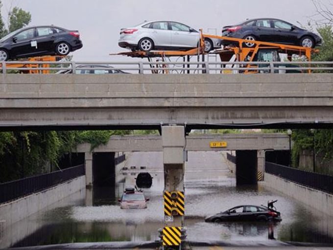 Χάος στο Ντιτρόιτ από καταρρακτώδεις βροχές -Το... ρέμα πήρε 1.000 αυτοκίνητα [εικόνες] | iefimerida.gr 3