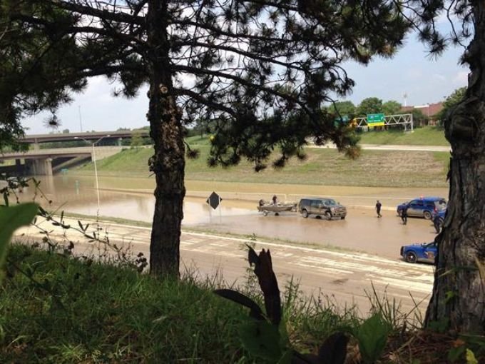 Χάος στο Ντιτρόιτ από καταρρακτώδεις βροχές -Το... ρέμα πήρε 1.000 αυτοκίνητα [εικόνες] | iefimerida.gr 4