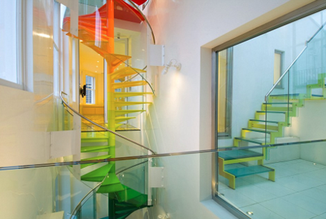 Πώς ένα ρετρό σπίτι μετατράπηκε στην πιο ντιζαϊνάτη κατοικία της Γης: Εντονα χρώματα, καταπακτές και απίθανες σκάλες [εικόνες] | iefimerida.gr 1