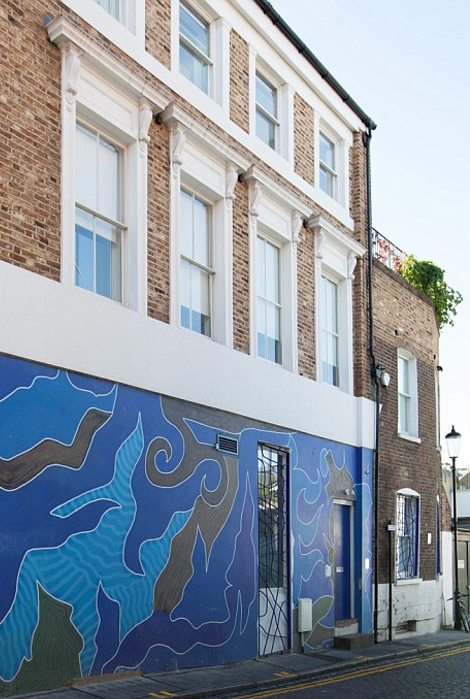 Πώς ένα ρετρό σπίτι μετατράπηκε στην πιο ντιζαϊνάτη κατοικία της Γης: Εντονα χρώματα, καταπακτές και απίθανες σκάλες [εικόνες] | iefimerida.gr 2