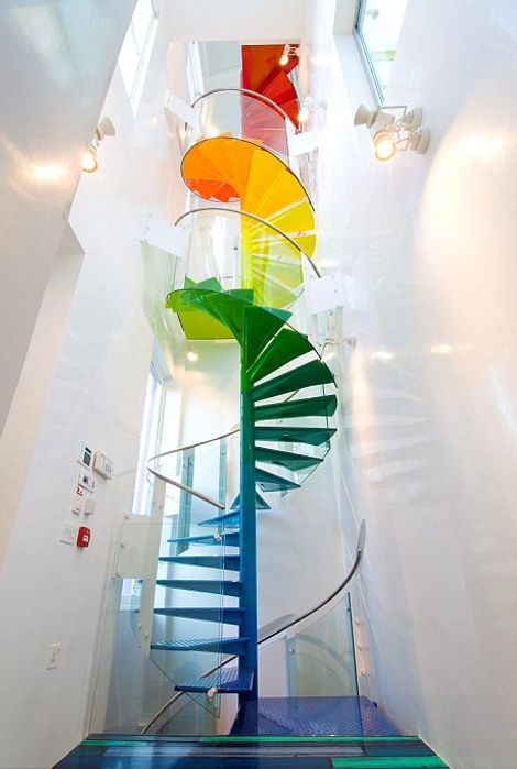 Πώς ένα ρετρό σπίτι μετατράπηκε στην πιο ντιζαϊνάτη κατοικία της Γης: Εντονα χρώματα, καταπακτές και απίθανες σκάλες [εικόνες] | iefimerida.gr 3