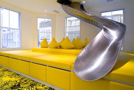 Πώς ένα ρετρό σπίτι μετατράπηκε στην πιο ντιζαϊνάτη κατοικία της Γης: Εντονα χρώματα, καταπακτές και απίθανες σκάλες [εικόνες] | iefimerida.gr 4