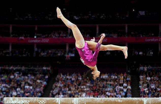 Ολυμπιονίκης της γυμναστικής πέταξε τα ρούχα και αποκάλυψε το αψεγάδιαστο κορμί της [εικόνες] | iefimerida.gr 3