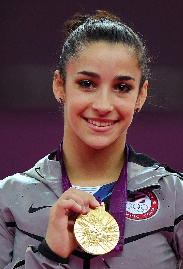 Ολυμπιονίκης της γυμναστικής πέταξε τα ρούχα και αποκάλυψε το αψεγάδιαστο κορμί της [εικόνες] | iefimerida.gr 4