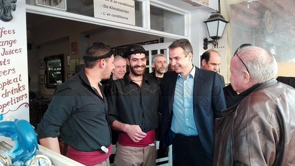 Στο Ηράκλειο ο Μητσοτάκης: Του είπαν μαντινάδες, τον κέρασαν ρακές [εικόνες] | iefimerida.gr 4