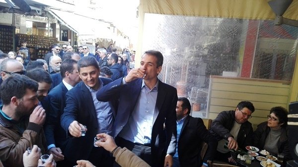 Στο Ηράκλειο ο Μητσοτάκης: Του είπαν μαντινάδες, τον κέρασαν ρακές [εικόνες] | iefimerida.gr 5