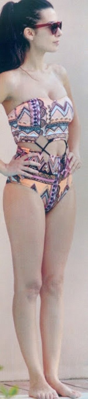 Ολα τα ανδρικά βλέμματα στη Νικολέτα Ράλλη - Οι βουτιές στη Ρόδο και το εμπριμέ μαγιό [εικόνες] | iefimerida.gr 0