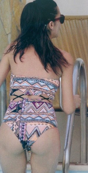 Ολα τα ανδρικά βλέμματα στη Νικολέτα Ράλλη - Οι βουτιές στη Ρόδο και το εμπριμέ μαγιό [εικόνες] | iefimerida.gr 1