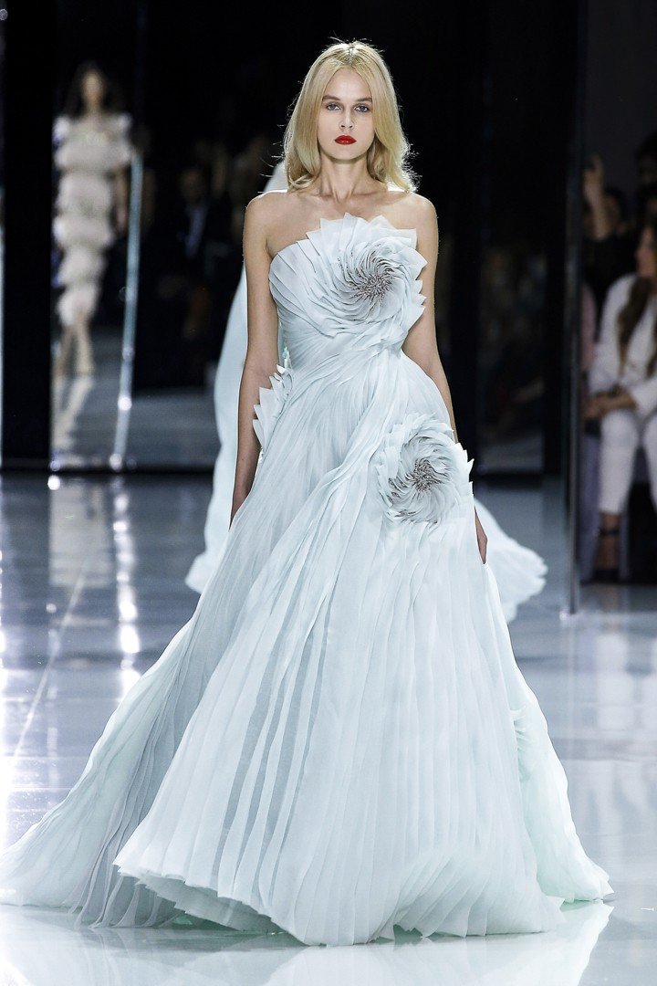 Αποκαλύφθηκε: Χειροποίητο νυφικό του βρετανικού οίκου Ralph & Russo, αξίας 113.000 ευρώ θα φορέσει η Μέγκαν Μαρκλ [εικόνες] | iefimerida.gr 15