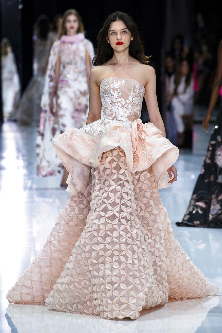 Αποκαλύφθηκε: Χειροποίητο νυφικό του βρετανικού οίκου Ralph & Russo, αξίας 113.000 ευρώ θα φορέσει η Μέγκαν Μαρκλ [εικόνες] | iefimerida.gr 17