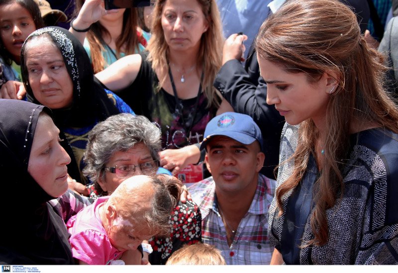 Στη Λέσβο η βασίλισσα Ράνια της Ιορδανίας -Η συνάντησή της με τους πρόσφυγες στο Καρά Τεπέ [εικόνες] | iefimerida.gr 1