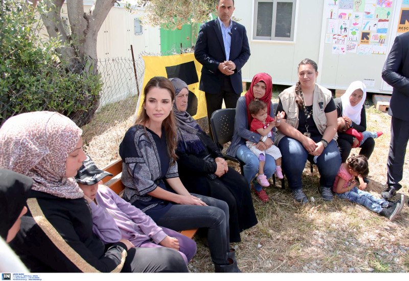 Στη Λέσβο η βασίλισσα Ράνια της Ιορδανίας -Η συνάντησή της με τους πρόσφυγες στο Καρά Τεπέ [εικόνες] | iefimerida.gr 9