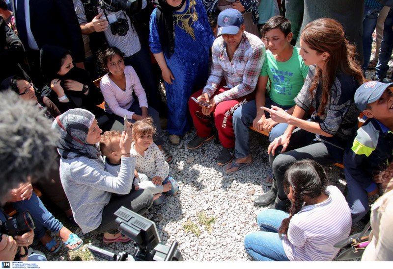Στη Λέσβο η βασίλισσα Ράνια της Ιορδανίας -Η συνάντησή της με τους πρόσφυγες στο Καρά Τεπέ [εικόνες] | iefimerida.gr 12