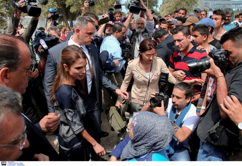 Στη Λέσβο η βασίλισσα Ράνια της Ιορδανίας -Η συνάντησή της με τους πρόσφυγες στο Καρά Τεπέ [εικόνες] | iefimerida.gr 13