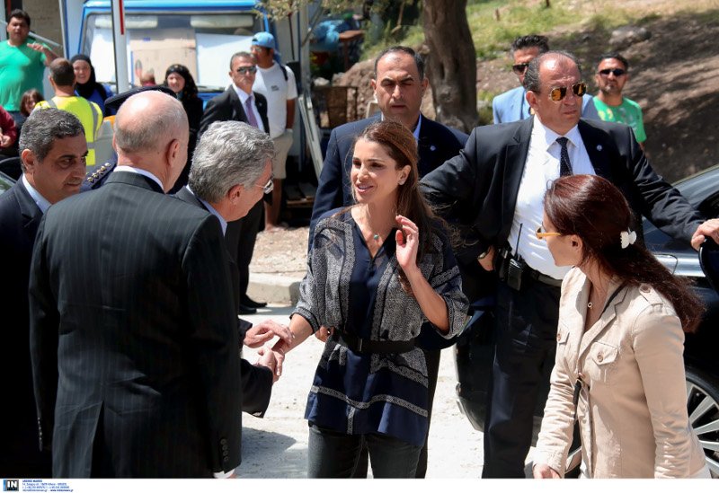 Στη Λέσβο η βασίλισσα Ράνια της Ιορδανίας -Η συνάντησή της με τους πρόσφυγες στο Καρά Τεπέ [εικόνες] | iefimerida.gr 15
