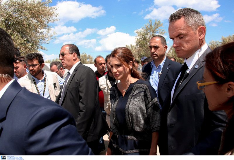 Στη Λέσβο η βασίλισσα Ράνια της Ιορδανίας -Η συνάντησή της με τους πρόσφυγες στο Καρά Τεπέ [εικόνες] | iefimerida.gr 4