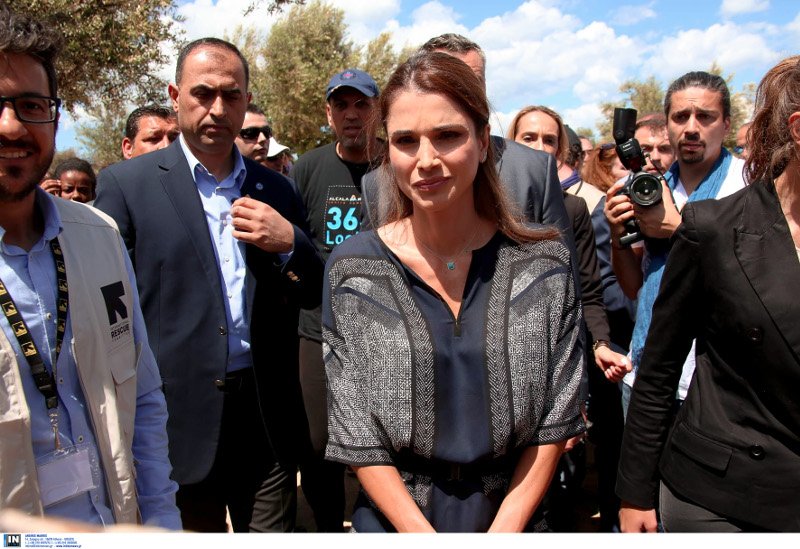 Στη Λέσβο η βασίλισσα Ράνια της Ιορδανίας -Η συνάντησή της με τους πρόσφυγες στο Καρά Τεπέ [εικόνες] | iefimerida.gr 5