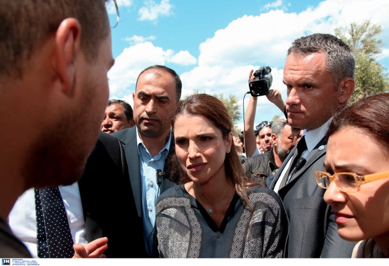 Στη Λέσβο η βασίλισσα Ράνια της Ιορδανίας -Η συνάντησή της με τους πρόσφυγες στο Καρά Τεπέ [εικόνες] | iefimerida.gr 6