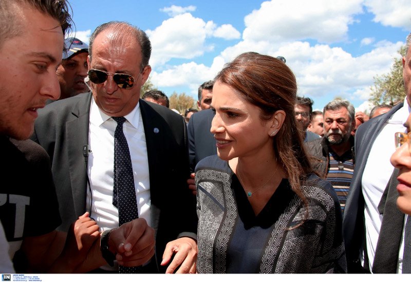 Στη Λέσβο η βασίλισσα Ράνια της Ιορδανίας -Η συνάντησή της με τους πρόσφυγες στο Καρά Τεπέ [εικόνες] | iefimerida.gr 7